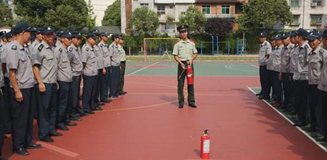 租户欠费潜逃保安及时制止